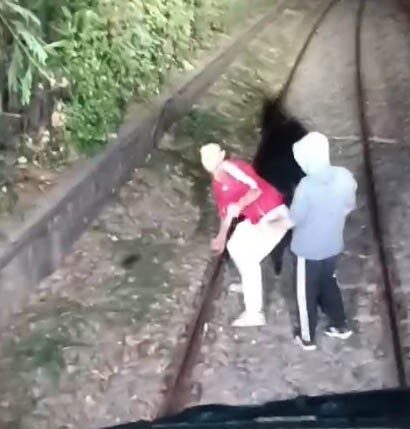 Alsancak Tren İstasyonu’nda yaşanan olayda, demiryolu hattına giren ve seyir
