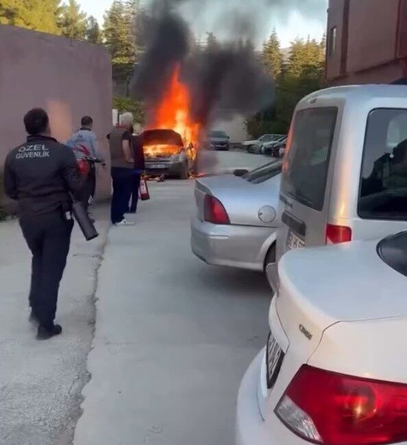 Tokat’ta bir olayda, bir otomobil hastane otoparkında park halindeyken alev