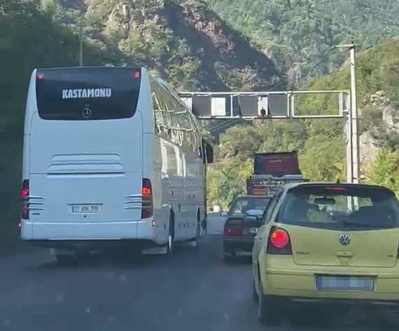 Karabük’te bir yolcu otobüsü, Karabük-Yenice kara yolunda hatalı sollama yaparak