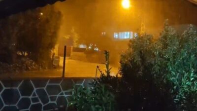 Hatay’da akşam saatlerinde meydana gelen ceviz büyüklüğündeki dolu yağışı, bazı