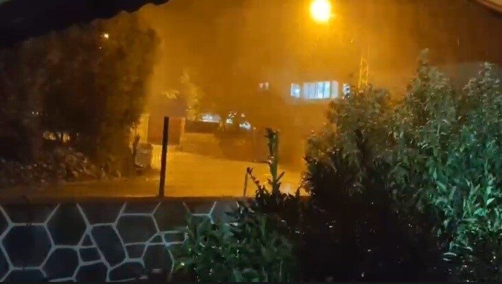 Hatay’da akşam saatlerinde meydana gelen ceviz büyüklüğündeki dolu yağışı, bazı