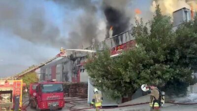 Hatay ilinde bulunan bir mobilya fabrikasında başlayan yangına Hatay Büyükşehir