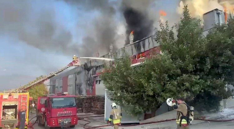 Hatay ilinde bulunan bir mobilya fabrikasında başlayan yangına Hatay Büyükşehir