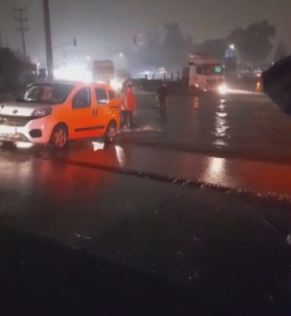 Hatay’ın Dörtyol ve Payas ilçelerinde etkili olan sağanak yağışla birlikte