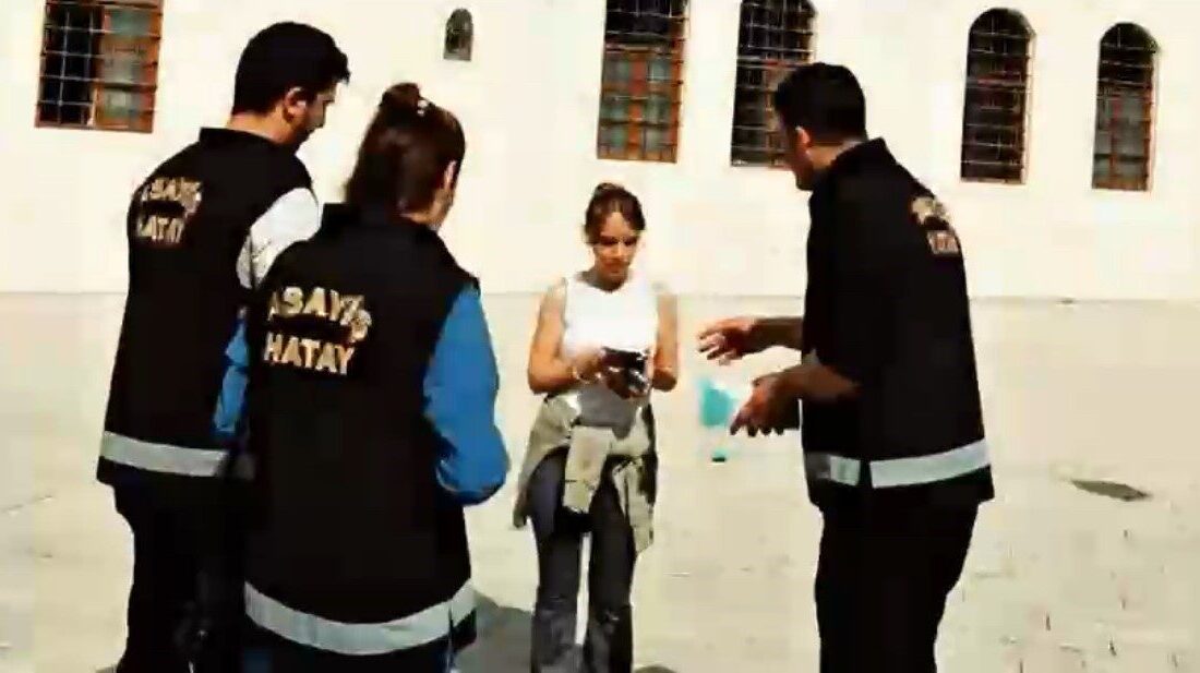 Hatay’da polis ekipleri, vatandaşları dolandırıcılık suçları konusunda bilgilendirmek üzere bir