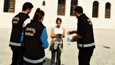 Hatay’da polis ekipleri, vatandaşları dolandırıcılık suçları konusunda bilgilendirmek üzere bir