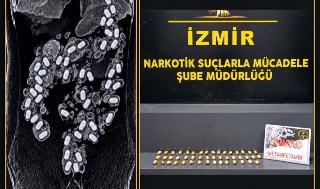 İzmir Adnan Menderes Havalimanı’nda polis ekipleri tarafından yakalanan uyuşturucu kuryesinin