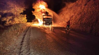 Balıkesir’in Havran ilçesinde seyir halindeyken alev alan bir kamyon, itfaiye