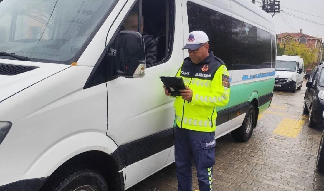 Hayrabolu ilçesindeki Jandarma trafik ekipleri, taşımalı eğitim kapsamında hizmet veren