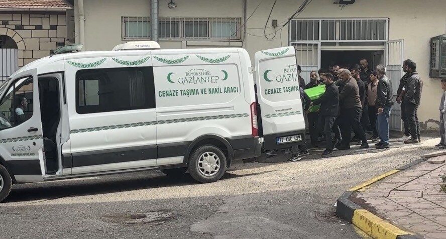 Gaziantep’te, babasıyla birlikte çalıştığı hayvan çiftliğinde yem makinesindeki elektrik akımına