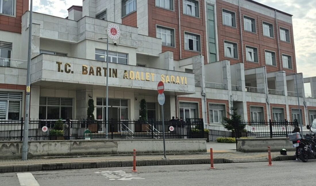 Bartın’da kaldırımdan otobüs durağına doğru yürüyen hemşirelik öğrencisi Edanur Tatlıoğlu’na