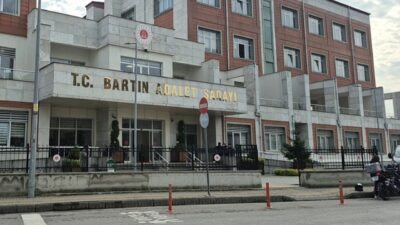 Bartın’da kaldırımdan otobüs durağına doğru yürüyen hemşirelik öğrencisi Edanur Tatlıoğlu’na