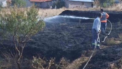 Kütahya’nın Hisarcık ilçesine bağlı Halifeler köyünde çıkan ot yangını, traktöre