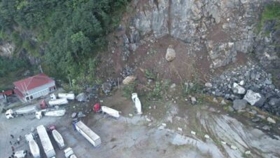 Artvin’in Hopa ilçesinde yaşanan heyelan sonucu 1 kişinin hayatını kaybettiği