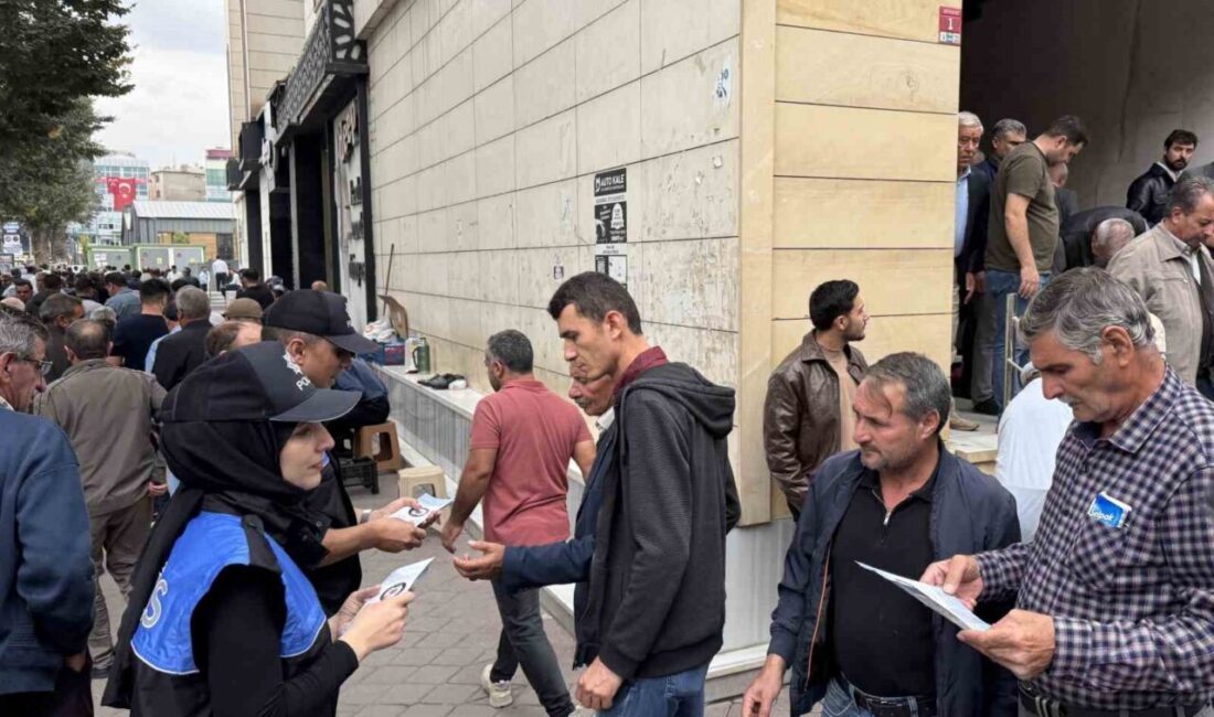 Iğdır’da polis ekipleri, cuma namazı çıkışında vatandaşlara dolandırıcılık konusunda bilgilendirici