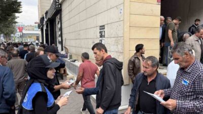Iğdır’da polis ekipleri, cuma namazı çıkışında vatandaşlara dolandırıcılık konusunda bilgilendirici