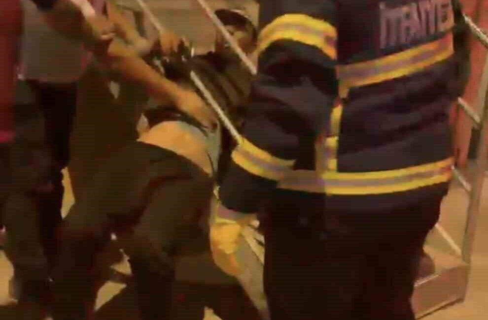 Iğdır’da bir vatandaş, merdiven korkulukları arasında sıkıştıktan sonra itfaiye ekipleri
