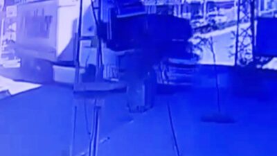 İğdır’da, bir tırın hafif ticari bir araca çarptığı ve çekişme