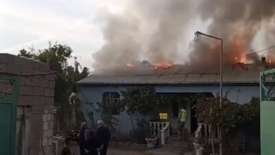 Iğdır iline bağlı Cennetabat köyünde meydana gelen yangında bir ev,