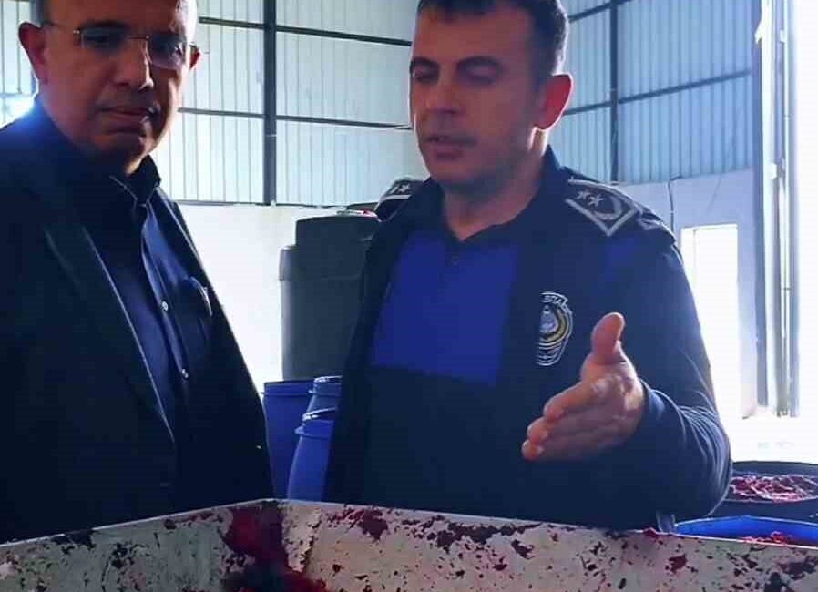 Hatay’da, Antakya Belediyesi zabıta ekipleri, Güzelburç Mahallesi’nde bulunan bir depoda,