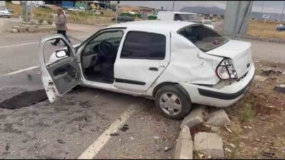 Adıyaman’ın Kahta ilçesinde meydana gelen trafik kazasında iki otomobilin çarpışması