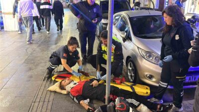 Samsun’un İlkadım ilçesinde iki otomobilin arasından geçerken araçlara çarparak arada