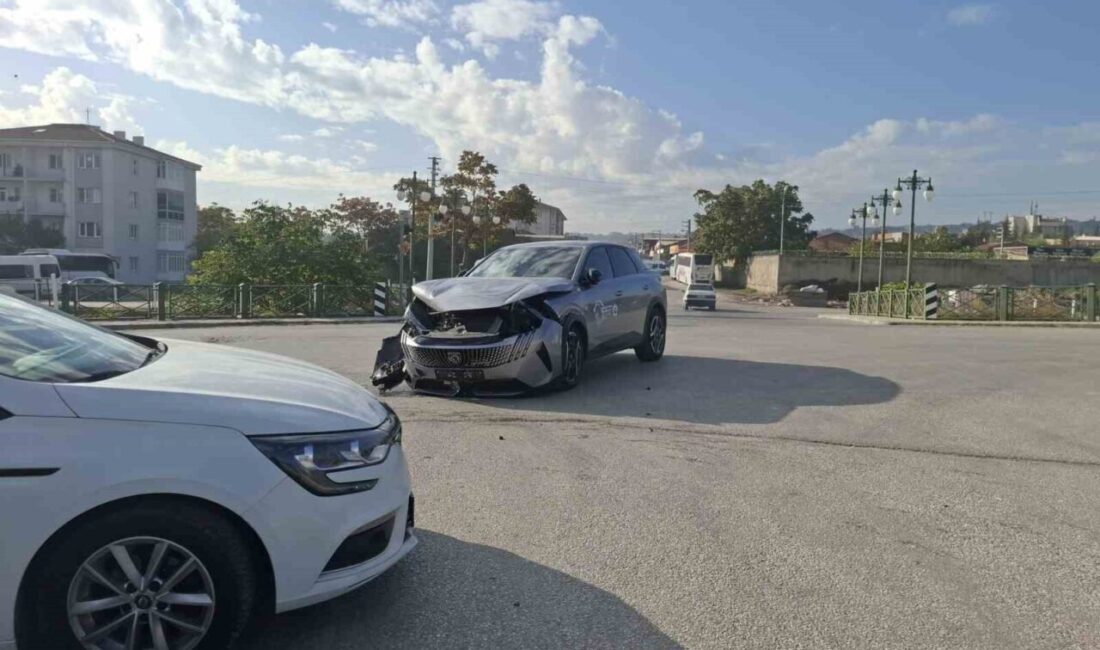 Eskişehir’de gerçekleşen trafik kazasında araçlarda ağır maddi hasar oluştu. Gündoğdu