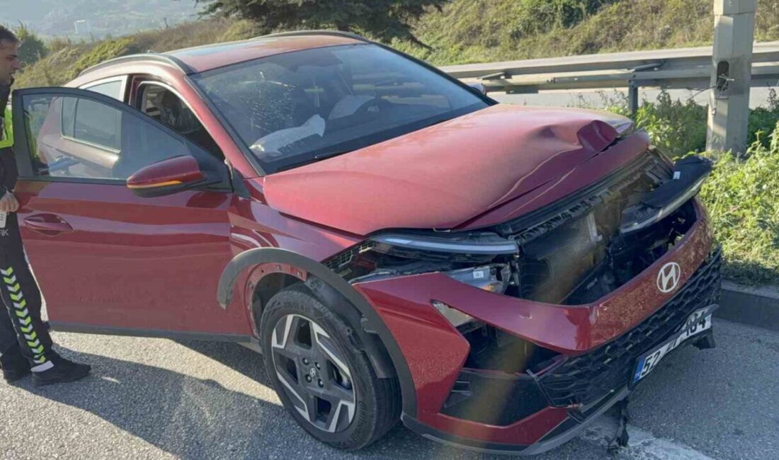Samsun’un İlkadım ilçesinde iki aracın karıştığı trafik kazasında maddi hasar