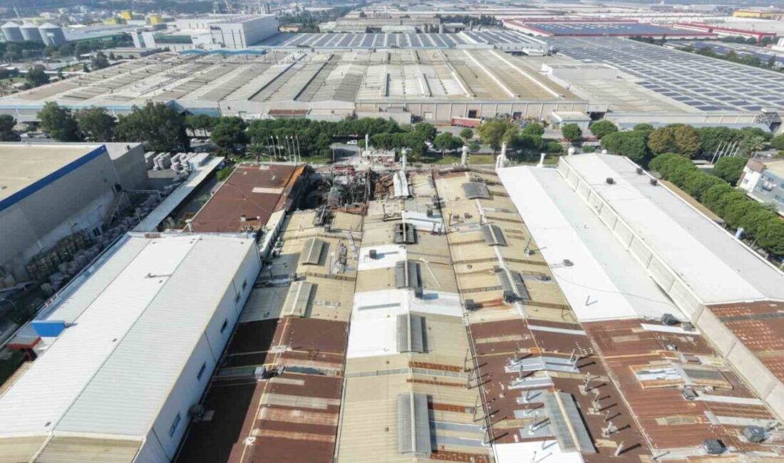 Manisa Organize Sanayi Bölgesi’ndeki İnci Akü fabrikasında akşam çıkan yangın,