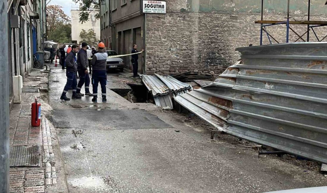 Konya’da yapımı devam eden inşaatın yanında toprağın kayarak zeminin çökmesi