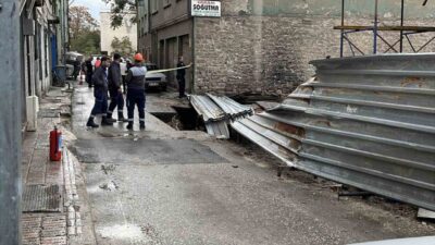 Konya’da yapımı devam eden inşaatın yanında toprağın kayarak zeminin çökmesi