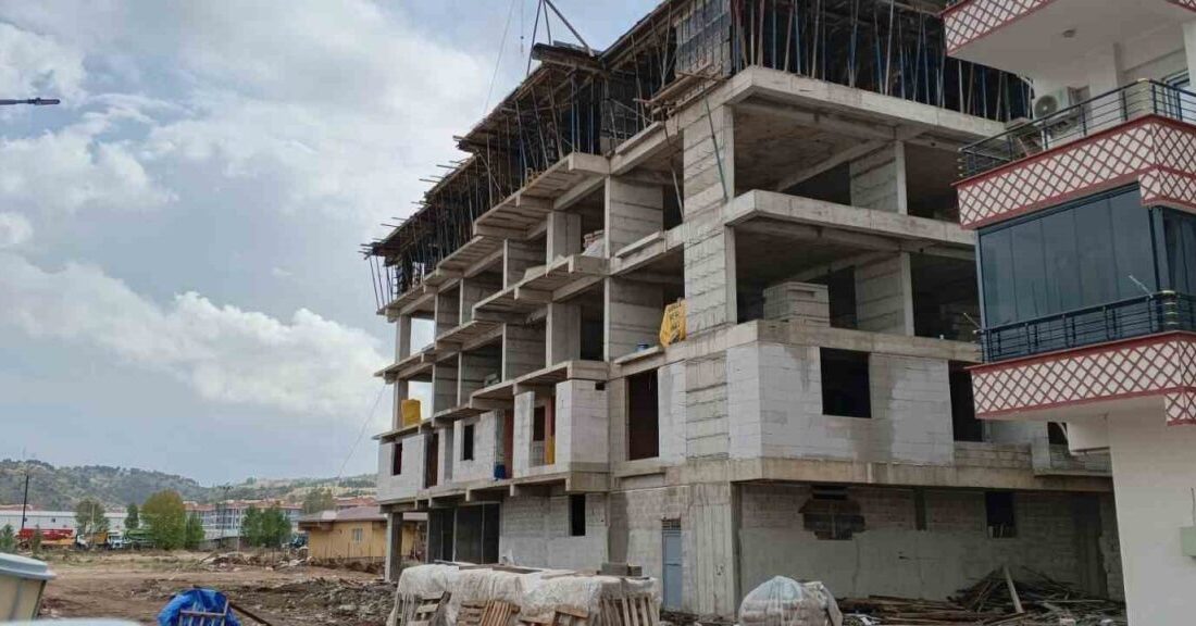 Adıyaman’ın Gölbaşı ilçesinde bir inşaattan düşen bir işçi ciddi şekilde
