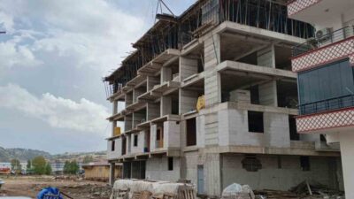 Adıyaman’ın Gölbaşı ilçesinde bir inşaattan düşen bir işçi ciddi şekilde