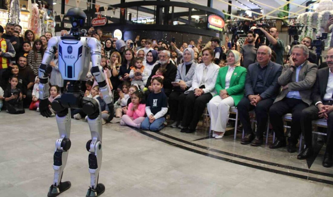Melikgazi Belediyesi tarafından düzenlenen etkinlikte, Kayserililer insansı robota olan ilgilerini