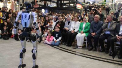 Melikgazi Belediyesi tarafından düzenlenen etkinlikte, Kayserililer insansı robota olan ilgilerini