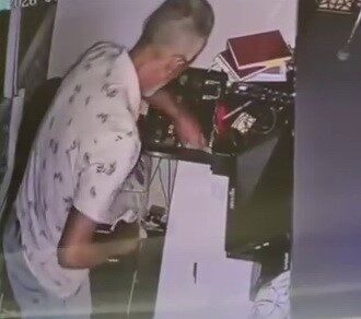 Adıyaman’ın Kahta ilçesinde bir iş yerine girerek para çalan şahsın