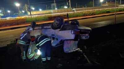 Hatay’ın İskenderun ilçesinde kontrolden çıkan otomobilin takla atarak ters dönmesi