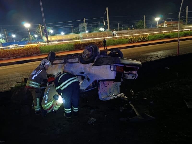 Hatay’ın İskenderun ilçesinde kontrolden çıkan otomobilin takla atarak ters dönmesi