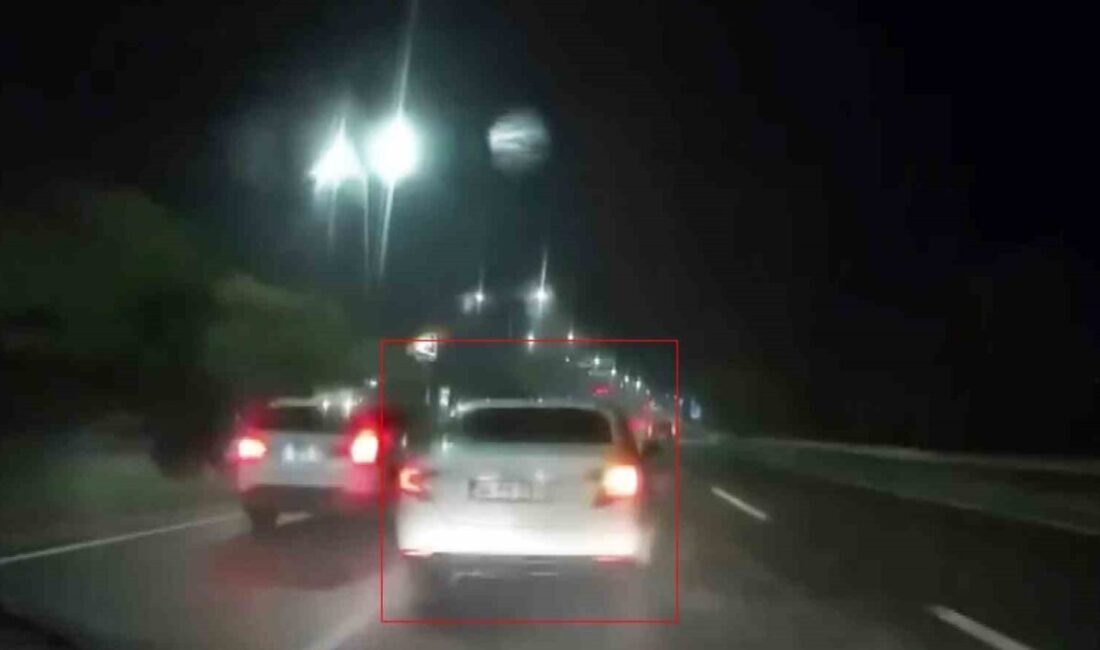 Elazığ’da sağanak yağıştan dolayı ıslanan yolda makas atan otomobil kameralara