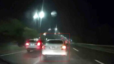 Elazığ’da sağanak yağıştan dolayı ıslanan yolda makas atan otomobil kameralara