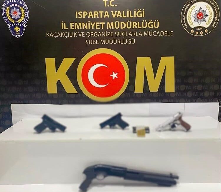 Isparta’da polis ekipleri tarafından gerçekleştirilen operasyonlarda kaçakçılıkla mücadele kapsamında önemli