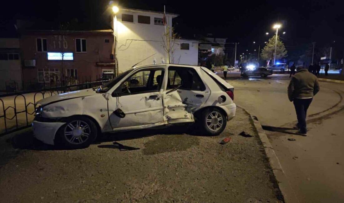 Yalvaç ilçesinde meydana gelen trafik kazasında iki araç çarpıştı ve