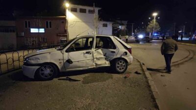 Yalvaç ilçesinde meydana gelen trafik kazasında iki araç çarpıştı ve