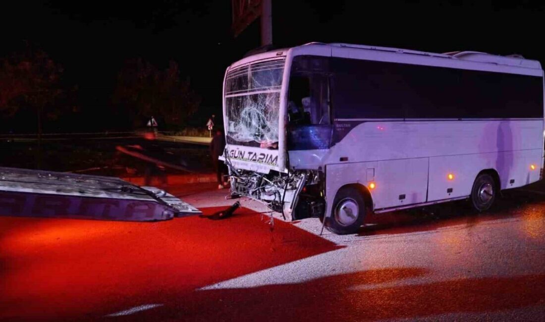 Keçiborlu ilçesinde tarım işçilerini taşıyan bir midibüs ile bir tırın