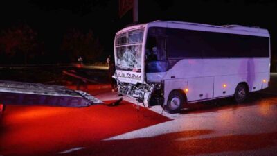 Keçiborlu ilçesinde tarım işçilerini taşıyan bir midibüs ile bir tırın