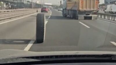 İstanbul’da, E-5 kara yolunda Topkapı mevkiinde seyir halindeki bir kamyonun