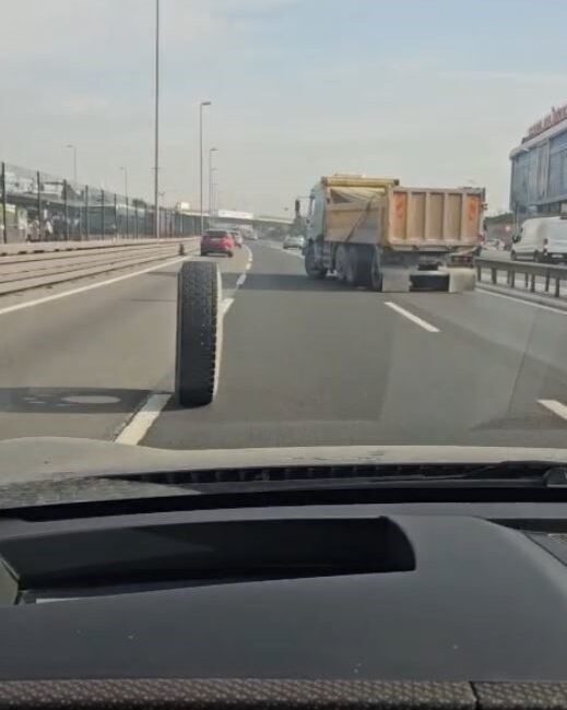İstanbul’da, E-5 kara yolunda Topkapı mevkiinde seyir halindeki bir kamyonun