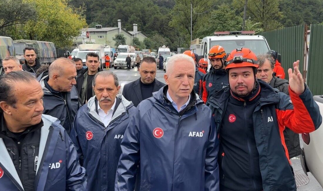 İstanbul Valisi Davut Gül, Ayazağa’da yaşanan olumsuzlukları yerinde inceledi. Yağışlar