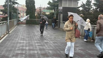 İstanbul’da trafik yoğunluğu oluştuğu bildirildi. Rüzgarın etkisiyle işe giden bazı