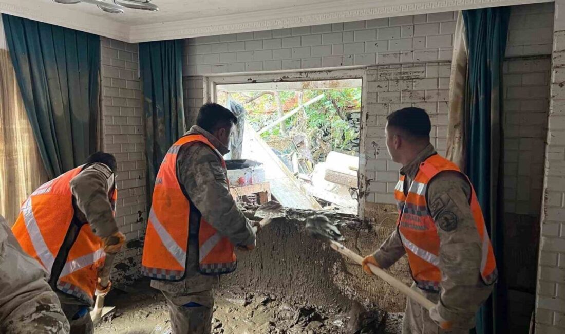 İstanbul’da meydana gelen sel felaketinin ardından temizlik çalışmaları kesintisiz bir